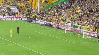 Marcelino Núñez marcó un penal en la definición que clasificó a Norwich en la Copa de la Liga