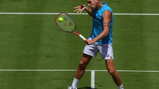 EN SUSPENSO: Alejandro Tabilo no pudo concluir su partido en Queen’s