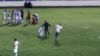 ¡Increíble! Camillero se lesionó al ingresar para atender a un jugador