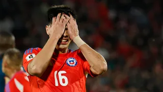 Por saludar a un hincha: Darío Osorio casi atropella a una persona saliendo de Juan Pinto Durán