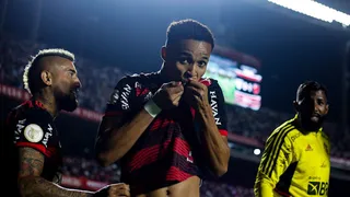 Sao Paulo sucumbió ante un Flamengo que festejó con los goles de Lazaro y Gabigol