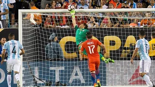Celebramos el cumpleaños de Claudio Bravo con sus mejores atajadas en la selección chilena