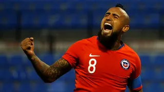 Vidal protagoniza campaña que realizará importante donación de alcohol gel a la Cruz Roja