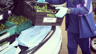 José Mourinho trabajó como voluntario y entregó alimentos en una localidad de Londres