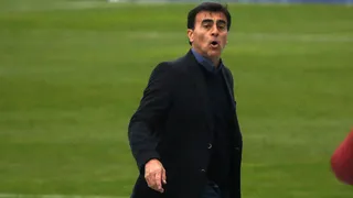 Quinteros: Los futbolistas deben jugar en sus clubes y La Roja, no podemos afrontar un partido con siete menos