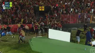 Parraguez y Palacios fueron testigos de incidentes de hinchas en empate de Sport Recife y Vasco da Gama