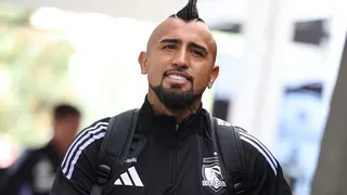 Arturo Vidal fue recibido como estrella a su llegada a Colombia junto a Colo Colo