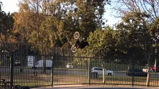 La increíble salvada de un deportista extremo en una reja