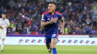 Renovación en marcha: El plan de la U para extender el acuerdo con Eduardo Vargas