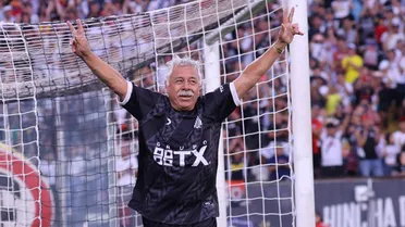 Carlos Caszely le mete presión al plantel de Colo Colo: “Los clásicos son para ganarlos”