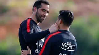 La respuesta de Alexis Sánchez al posteo de Claudio Bravo: No ayuda y eso es algo personal de él