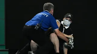 Tensión en Australia: Una activista invadió la cancha en la final entre Medvedev y Nadal