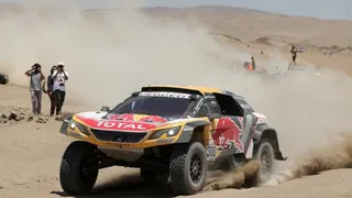 Peterhansel afianzó su liderato en autos al ganar la quinta etapa y Loeb abandonó el Dakar