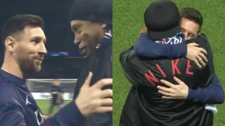 El emotivo abrazo de Ronaldinho y Messi en el duelo de PSG en Champions