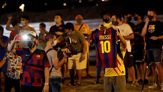 Hinchas se congregaron en las afueras del Camp Nou para protestar por anuncio de Messi