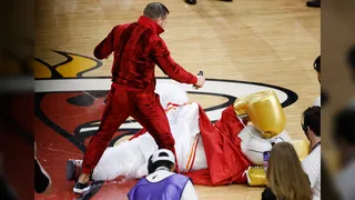 [VIDEO] Conor McGregor golpeó y dejó herida a la mascota de Miami Heat