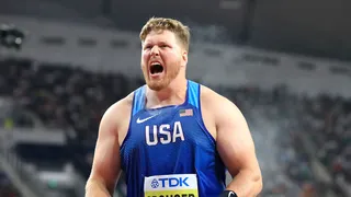 Ryan Crouser batió el récord mundial de lanzamiento de peso en pista cubierta