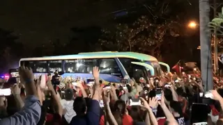 ¡Con fuegos artificiales! Hinchas apoyaron con espectacular banderazo a la Roja en Salvador de Bahía