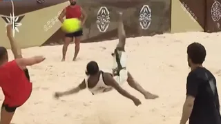 Ronaldinho deslumbró con un espectacular golazo de chilena en programa de TV turco