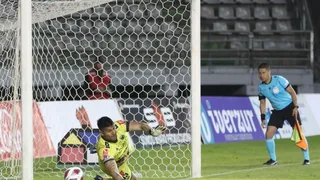 Yerko Urra fue figura al atajar tres penales en triunfo de Temuco sobre La Serena en la liguilla