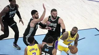 Memphis Grizzlies opacó a LeBron James e igualó la serie de playoffs ante Los Angeles Lakers