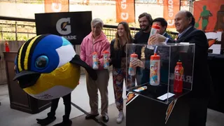 Mayne-Nicholls y destacados deportistas dieron lanzamiento a la botella oficial de Santiago 2023