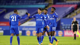 Leicester City dormirá como líder de la Premier tras tumbar al irregular Chelsea