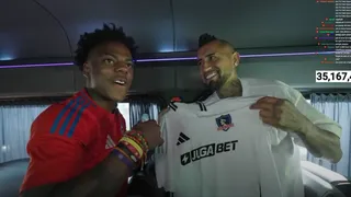 ¿Quién es Speed, el streamer estadounidense que posó con la camiseta de Colo Colo y compartió un día con Arturo Vidal?