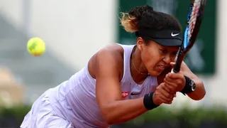 Naomi Osaka nuevamente debió remontar para seguir en carrera en Roland Garros