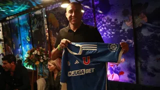 Leyendas del fútbol mundial posaron con la camiseta de Universidad de Chile