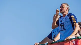 Con un walkie-talkie: La “revolucionaria” innovación de Luis Enrique en la práctica de España