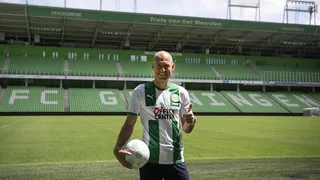 Arjen Robben posó con la camiseta de su nuevo equipo Groningen
