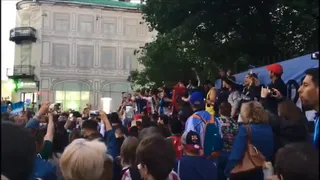 La alocada “noche blanca” de Moscú tras la clasificación de Rusia a octavos del mundial