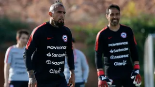 Vidal compartió imágenes del “bautizo” de Bravo en la concentración de la Roja