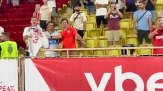 Guillermo Maripán le regaló camiseta de AS Monaco a hinchas de la UC