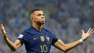 Kylian Mbappé asestó dos estocadas fulminantes y puso la igualdad para Francia