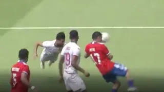 ¡Sólo en el área! El cabezazo que adelantó a Túnez ante Chile en la Copa Kirin