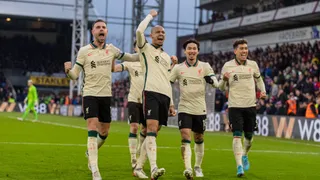 Liverpool selló su victoria contra Crystal Palace con polémico penal sobre el final