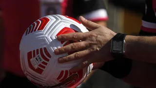 IFAB analizará posibilidad de detener el reloj y evitar tiempos muertos en los partidos