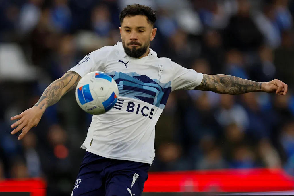 Mena tendrá que dar una respuesta a la oferta de renovación de la UC/ © Jonnathan Oyarzún-Photosport