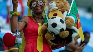 Fanáticos de Camerún acapararon los flashes en el duelo con Suiza