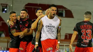 Iván Tapia lideró con gol y asistencia la remontada de Barracas Central sobre Huracán