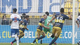 Maximiliano Cerato no falló desde el punto penal y puso la paridad ante la UC
