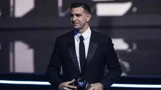 La emoción de “Dibu” Martínez tras ganar en The Best: Mis ídolos son mi mamá y mi papá