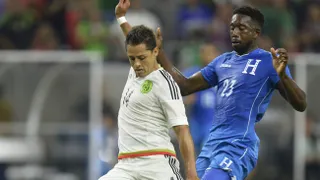 “Chicharito” Hernández se fracturó la clavícula derecha y no jugará Copa de Oro con México