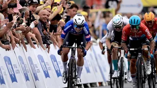 Jasper Philipsen se impuso en un accidentado embalaje en la etapa 4 del Tour