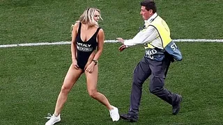 Modelo estadounidense Kinsey Wolanski invadió la cancha en la final de Champions League