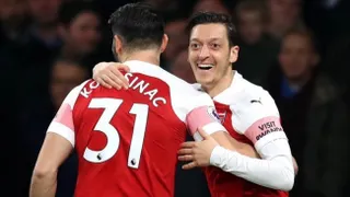 DT de Arsenal desconoce cuándo estarán disponibles Mesut Ozil y Sead Kolasinac
