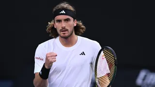 Tsitsipas batalló por cuatro horas para frenar a Sinner en Melbourne Park