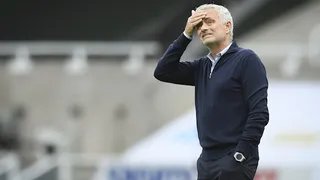 Mourinho fue sorprendido celebrando triunfo de Tottenham con una “amiga” y con camiseta de Arsenal